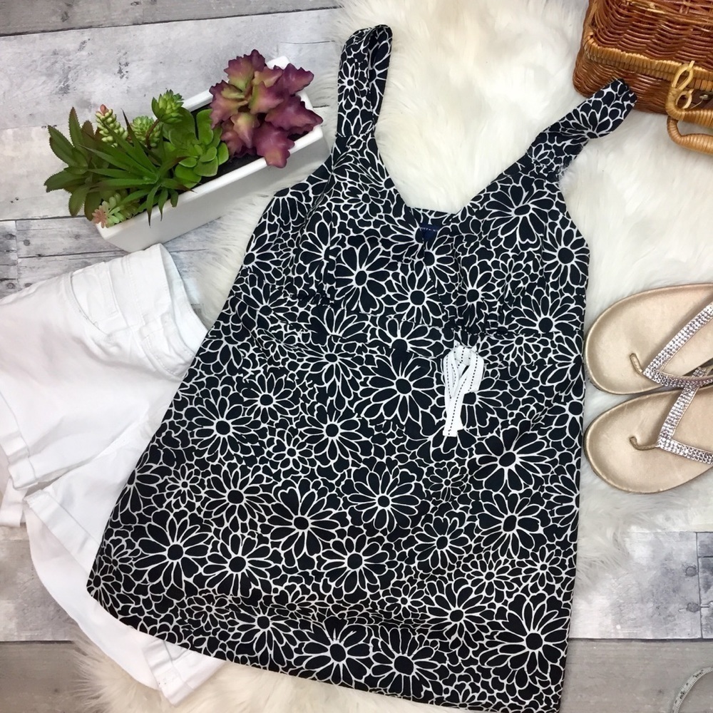 Tommy Hilfiger black daisy print sleeveless top size 6 great for layering